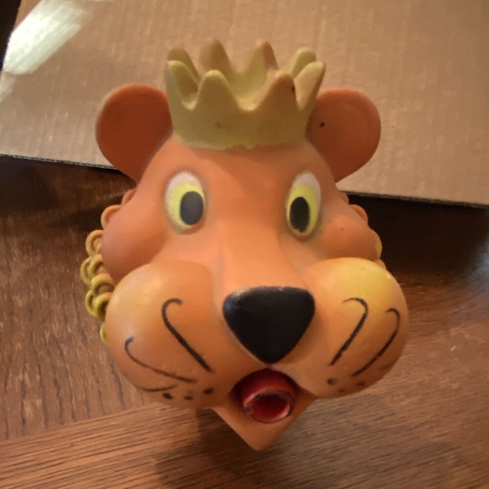 Lion Head Wall Mount Crank Pencil Sharpener, Metal Base, Plastic 1976 Vintage